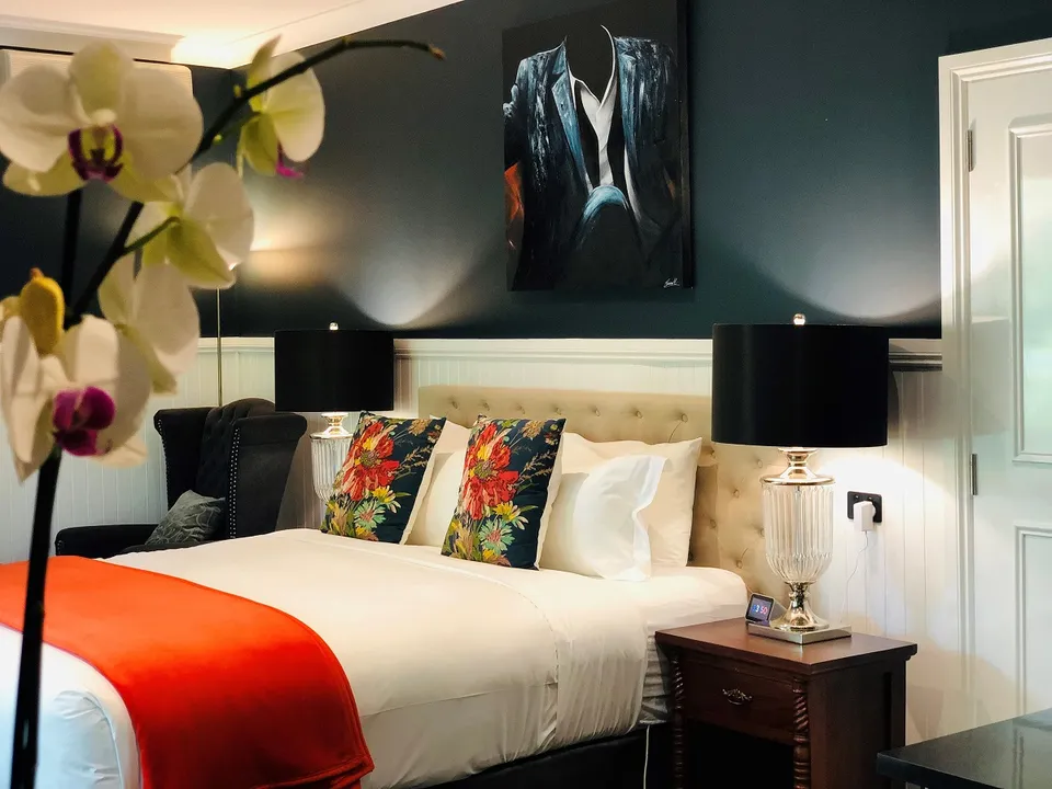 King Spa Studio with original contemporary artwork