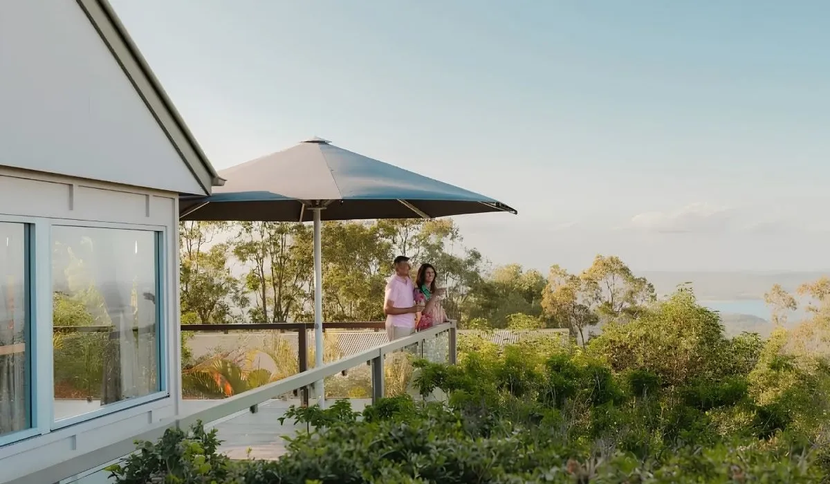 Peppers Clear Mountain: a couple on a resort terrace overlooking bushland
