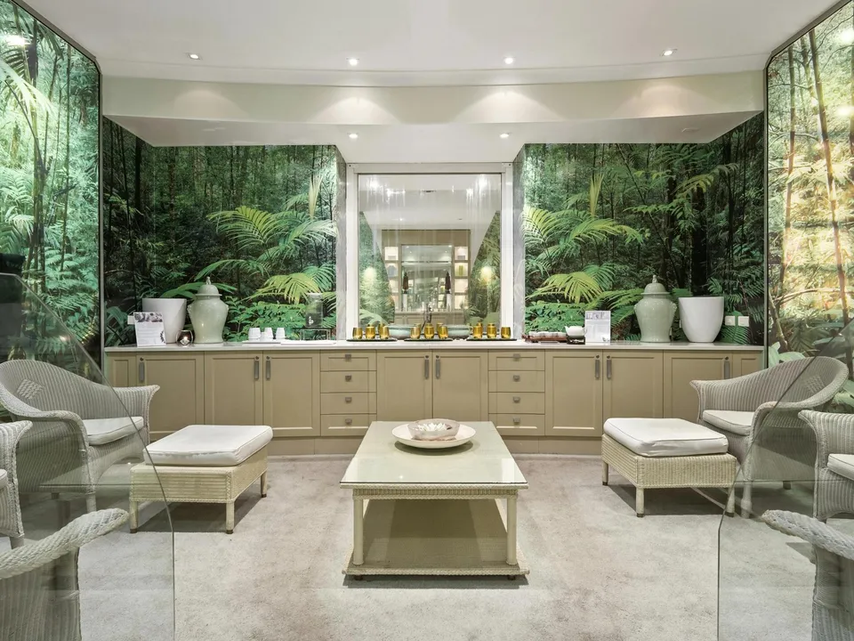 Day spa lounge