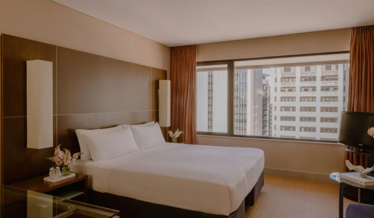 A current InterContinental Brisbane king room with beige carpet and timber headboard